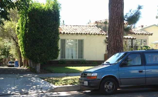 2232 Montrose Ave in Montrose, CA - Foto de edificio - Building Photo