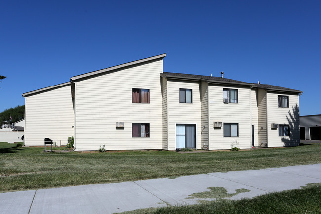 Victoria Townhomes in Brooklyn Center, MN - Building Photo - Building Photo