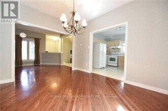 55 Ballymore Dr in Aurora, ON - Building Photo - Building Photo