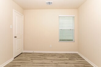 2097 Oakwood Forest Dr in Bryan, TX - Building Photo - Building Photo