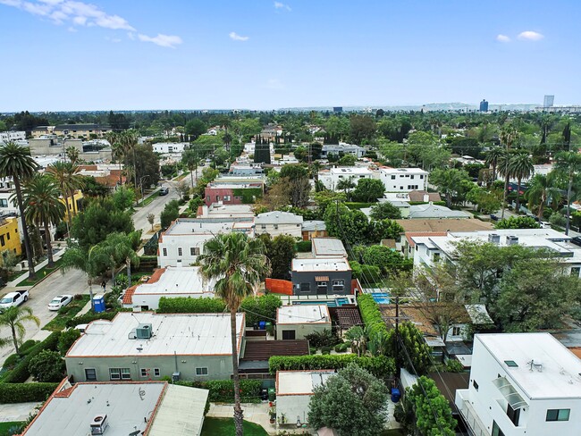 855 N June St, Unit 855.5 in Los Angeles, CA - Foto de edificio - Building Photo