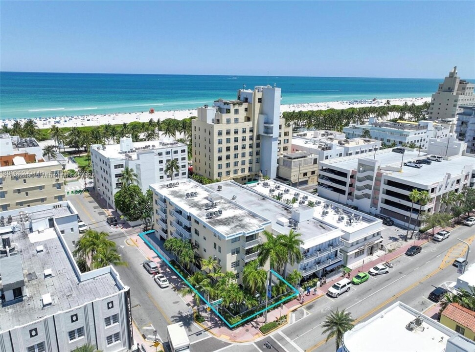 1357 Collins Ave in Miami Beach, FL - Building Photo