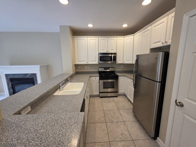 228 Riverwalk Way in Clifton, NJ - Building Photo - Building Photo