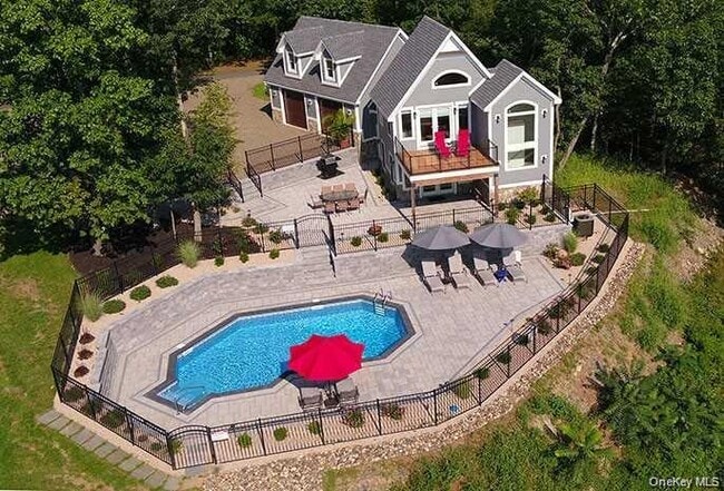 21 Contentment Ln in Red Hook, NY - Building Photo - Building Photo