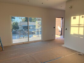 7538 Cozycroft Ave in Los Angeles, CA - Building Photo