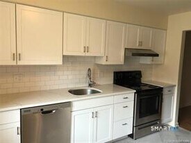 32 Bouton St E in Stamford, CT - Building Photo