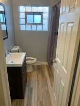 7918 S Wood St, Unit 2 in Chicago, IL - Foto de edificio - Building Photo