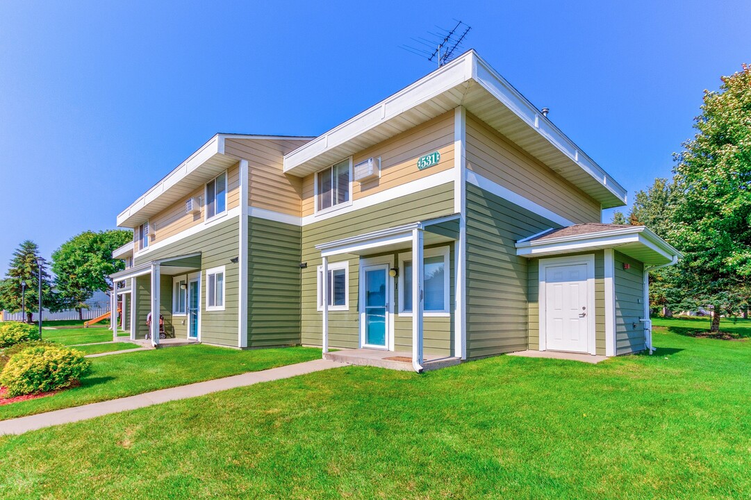 School Square Apartments and Townhomes in Albany, MN - Building Photo