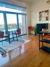 3670 Woodward Ave, Unit Apt 409 in Detroit, MI - Foto de edificio - Building Photo