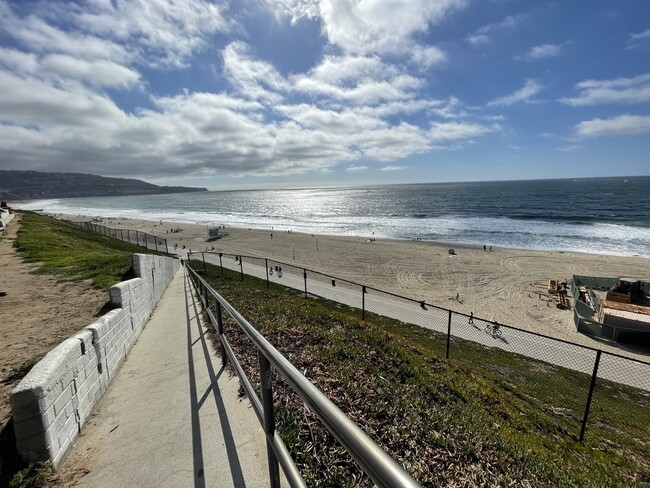 811 S Catalina Ave in Redondo Beach, CA - Foto de edificio - Building Photo