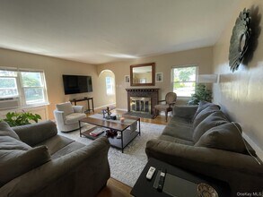 40 6th Ave in New Hyde Park, NY - Building Photo - Building Photo