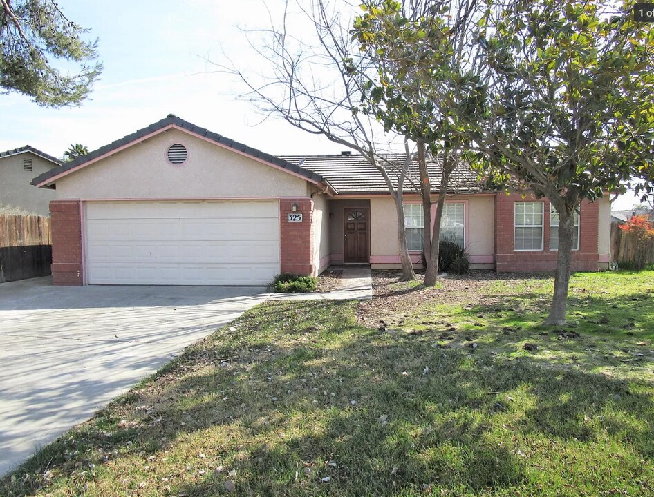 325 Cantebury Dr in Lemoore, CA - Building Photo