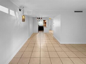 811 W Oakland Park Blvd in Wilton Manors, FL - Building Photo - Building Photo