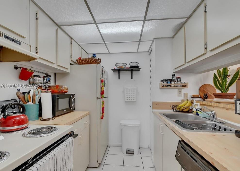 8002 SW 149th Ave in Miami, FL - Building Photo