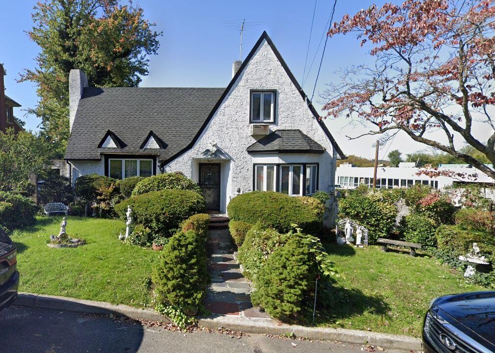 46-18 Hanford St in Queens, NY - Building Photo