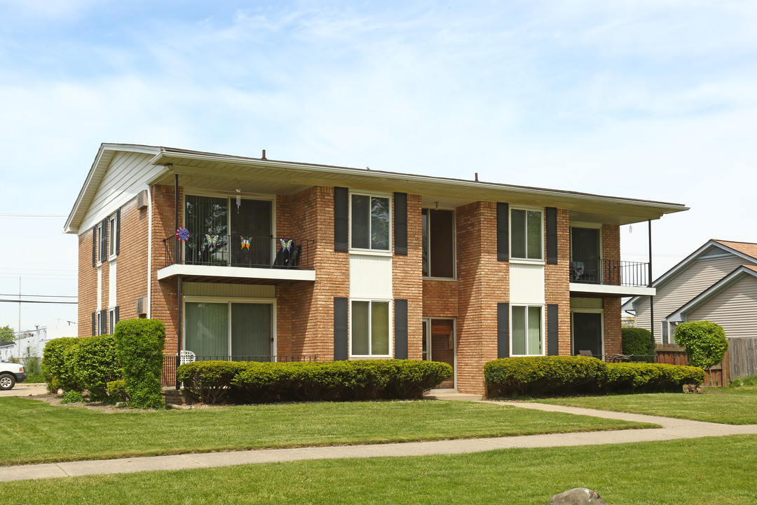 Venoy Garden Apartments in Garden City, MI - Building Photo