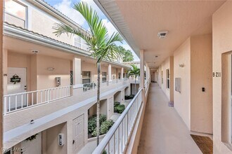 1044 Woodshire Ln in Naples, FL - Foto de edificio - Building Photo