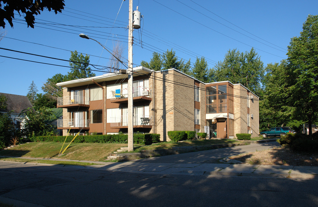 204 River St in East Lansing, MI - Building Photo