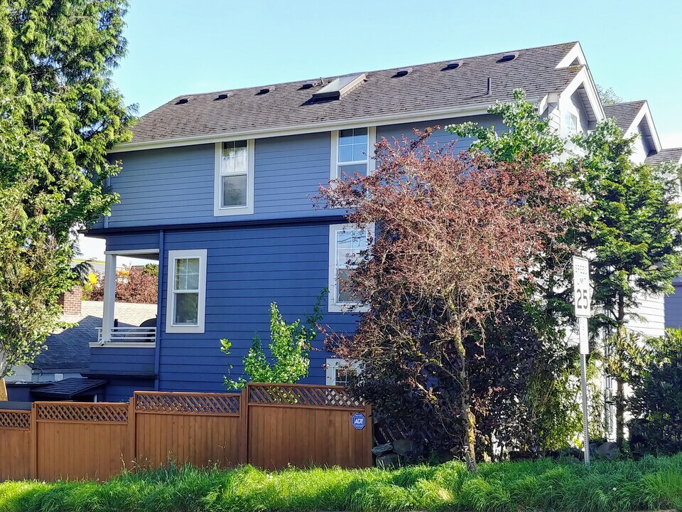 4505 40th Ave SW in Seattle, WA - Building Photo