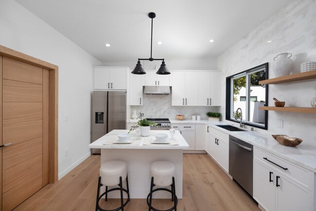 14351 Emelita St in Los Angeles, CA - Building Photo - Building Photo