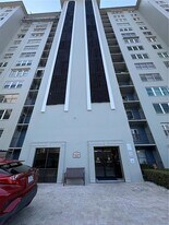 5220 Brittany Dr S, Unit 803 in St. Petersburg, FL - Building Photo