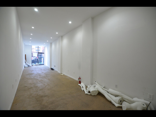 292 Bedford Ave in Brooklyn, NY - Building Photo - Interior Photo