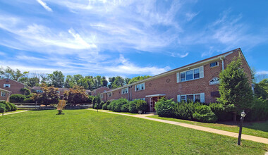 Clinton Village Apartments in Clinton, NJ - Building Photo - Building Photo