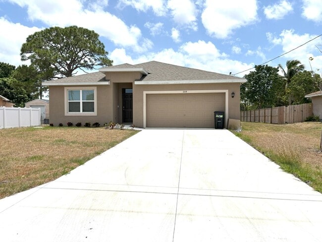684 NW Tremont Ave in Port St. Lucie, FL - Foto de edificio - Building Photo