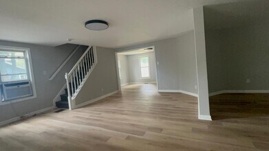 409 E Maple Ave in Lindenwold, NJ - Foto de edificio - Building Photo