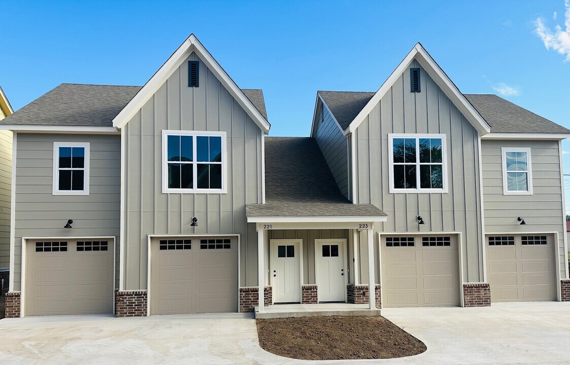 219 Silverleaf Ln in Claremore, OK - Building Photo