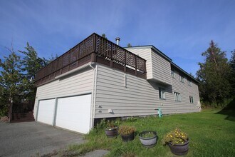 8307 Jewel Lake Rd in Anchorage, AK - Building Photo - Building Photo