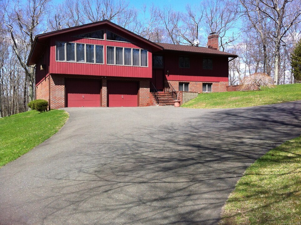 30 Bear Hills Rd in Newtown, CT - Building Photo