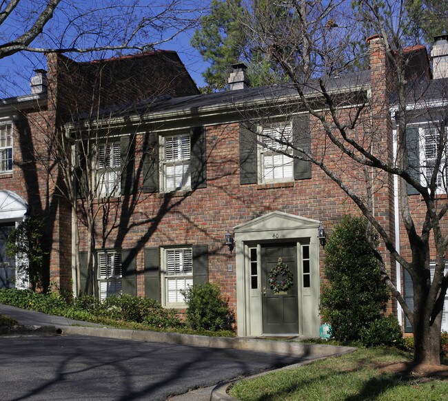 70 Old Ivy Rd NE in Atlanta, GA - Foto de edificio - Building Photo