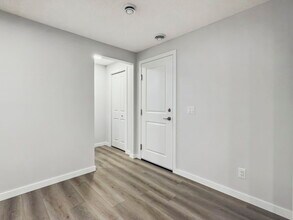 98 Magnolia St in Calgary, AB - Building Photo - Building Photo
