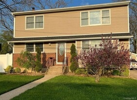 17 Hallock St in Farmingdale, NY - Building Photo