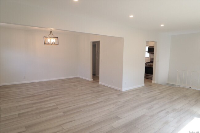 139 Gibson Blvd-Unit -Upper in Valley Stream, NY - Building Photo - Building Photo