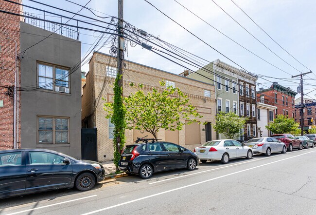 208 Brunswick St in Jersey City, NJ - Building Photo - Building Photo
