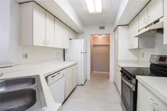 13605 Eagle Ridge Dr in Ft. Myers, FL - Building Photo - Building Photo