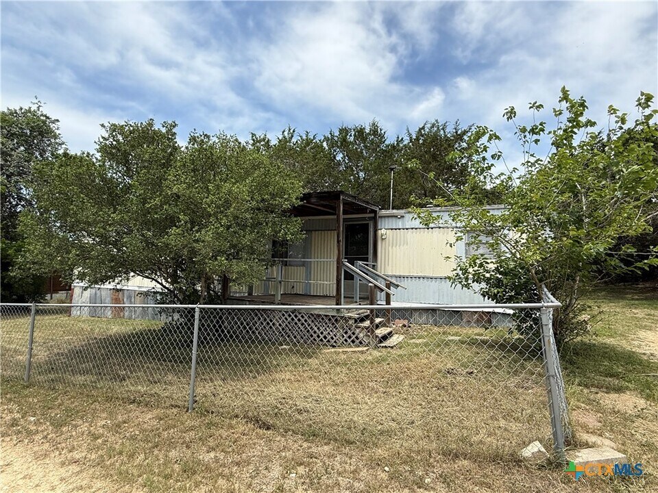 222 Six Pines Rd in San Marcos, TX - Building Photo