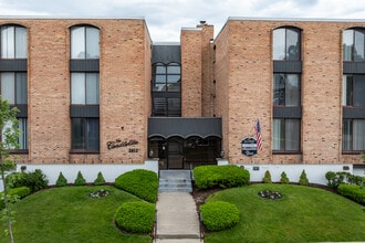 Candlelite Apartments in Milwaukee, WI - Foto de edificio - Building Photo