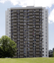 Aspen Towers in Ottawa, ON - Building Photo - Building Photo