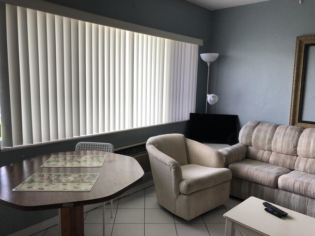 2204 Lake Osborne Dr-Unit -7 in Lake Worth, FL - Building Photo - Building Photo