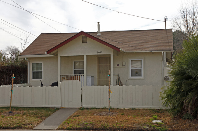 1032 Alamos Ave in Sacramento, CA - Foto de edificio - Building Photo