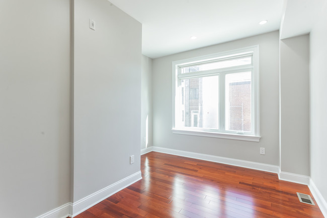 826-828 N 16th St in Philadelphia, PA - Building Photo - Interior Photo