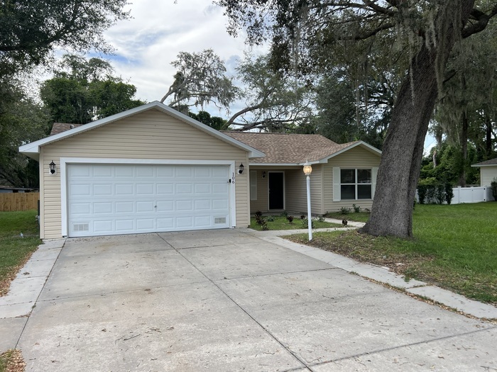 106 Cherry Blossom Ln in Lady Lake, FL - Building Photo