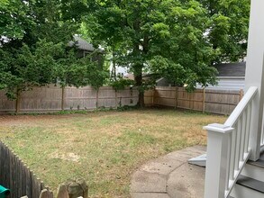 115 Eastbourne Rd in Newton, MA - Foto de edificio - Building Photo