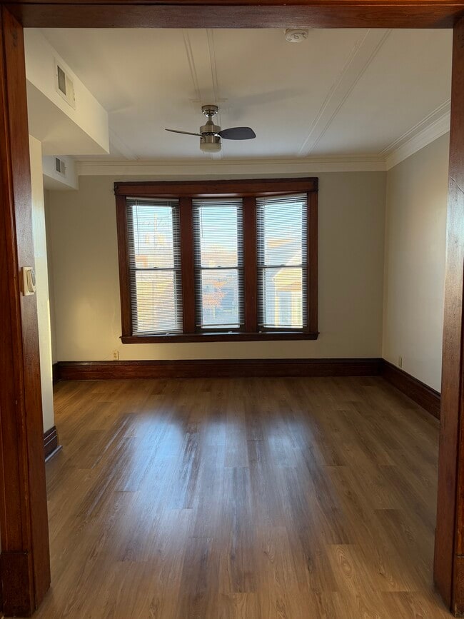 3314 N Sacramento Ave, Unit 2 in Chicago, IL - Building Photo - Building Photo