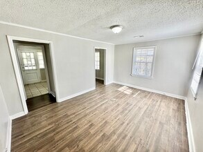 2736 Dunn Ave in Memphis, TN - Foto de edificio - Building Photo