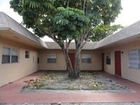 Emerald Apartments in Lauderdale Lakes, FL - Foto de edificio - Building Photo