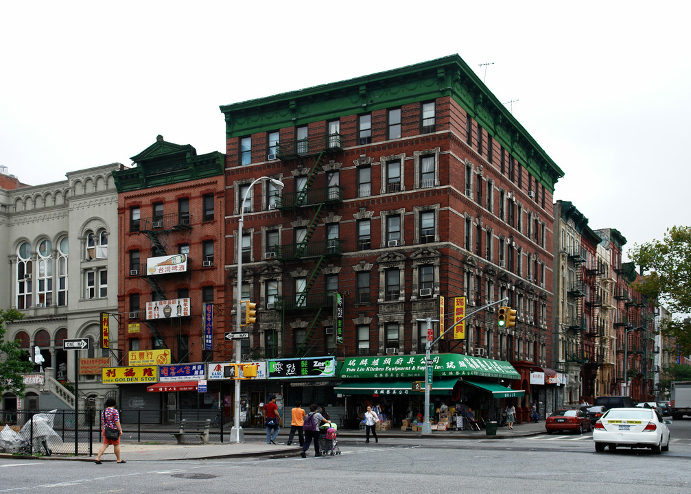 105-109 Henry St in New York, NY - Building Photo